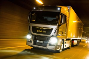 MAN EfficientLine now provides substantial fuel savings even with Euro VI and reduces CO2 emissions. This means, for example, a reduction in consumption of up to 3 litres per 100 kilometres even for the TGX EfficientLine compliant with Euro VI, compared to a standard truck. DE: MAN EfficientLine spart nun auch mit Euro 6 kraeftig Kraftstoff und reduziert den CO2-Ausstoss. Dies bedeutet beispielsweise auch beim TGX EfficientLine mit Euro 6 eine Verbrauchssenkung um bis zu 3 Liter pro 100 Kilometer gegenueber einem Standardfahrzeug. UK: MAN EfficientLine now provides substantial fuel savings even with Euro VI and reduces CO2 emissions. This means, for example, a reduction in consumption of up to 3 litres per 100 kilometres even for the TGX EfficientLine compliant with Euro VI, compared to a standard truck.