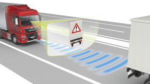 MAN's new generation of the EBA emergency braking system combines information from the radar sensor in the front end and from the windscreen-mounted camera. This sensor fusion allows the system to make trustworthy interpretations of situations on the road. Vehicles in front and stationary obstructions can be identified faster and with greater certitude. The system thus gains time to initiate emergency braking earlier if so required. In an emergency the vehicle can thus shed more speed and come to a halt some valuable metres sooner. DE: Die neue Generation des Notbremssystems Emergency Brake Assist EBA von MAN kombiniert die Informationen aus Radarsensor in der Fahrzeugfront und Kamera in der Frontscheibe. Durch diese Sensorfusion kann das System komplexe Verkehrsszenarien zuverlässiger interpretieren. Vorausfahrende Fahrzeuge und stehende Hindernisse können schneller und mit höherer Sicherheit identifiziert werden. Dadurch gewinnt das System Zeit, um bei Bedarf früher eine Notbremsung auszulösen. Das Fahrzeug kann dadurch im Notfall mehr Geschwindigkeit abbauen, und wertvolle Meter früher zum Stehen kommen. UK: MAN's new generation of the EBA emergency braking system combines information from the radar sensor in the front end and from the windscreen-mounted camera. This sensor fusion allows the system to make trustworthy interpretations of situations on the road. Vehicles in front and stationary obstructions can be identified faster and with greater certitude. The system thus gains time to initiate emergency braking earlier if so required. In an emergency the vehicle can thus shed more speed and come to a halt some valuable metres sooner.